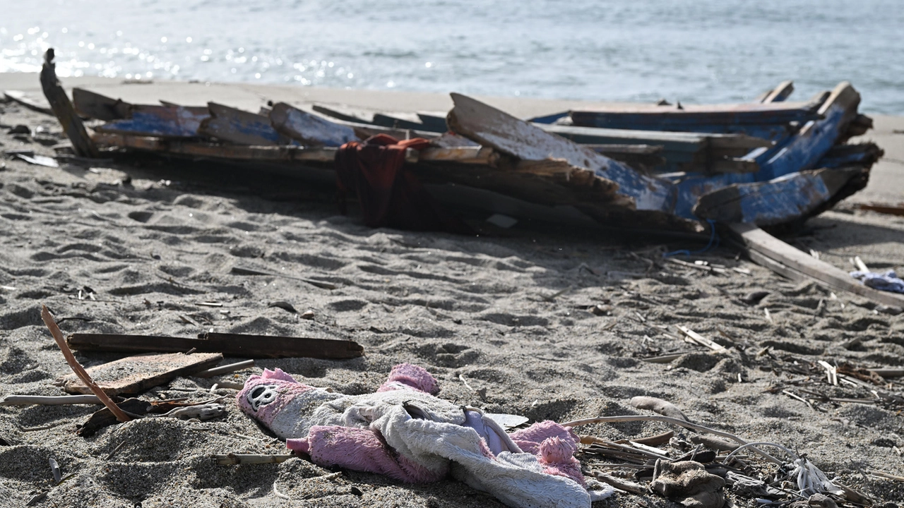 Processo per 6 ufficiali: ignorate le “regole di ingaggio” nella strage di migranti a Cutro, Salvini denuncia verità scomode