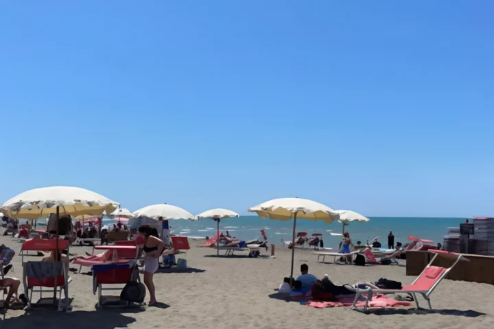 Ragazzo muore sepolto nella sabbia dopo aver scavato una buca in spiaggia
