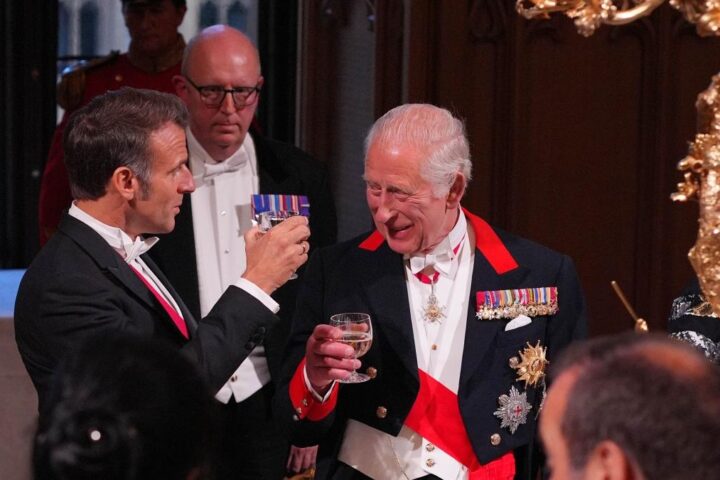 Re Carlo celebra l'«Entente Amicable» con il suo blazer Windsor amato da Filippo