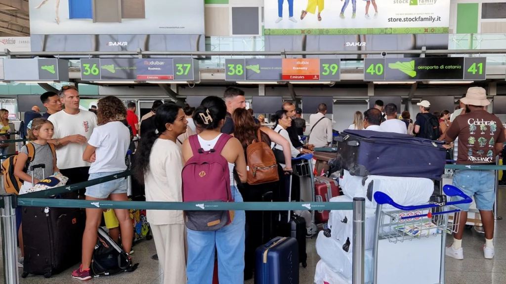 Riapertura dell'aeroporto di Catania dopo il blocco per una gru vicino alla pista