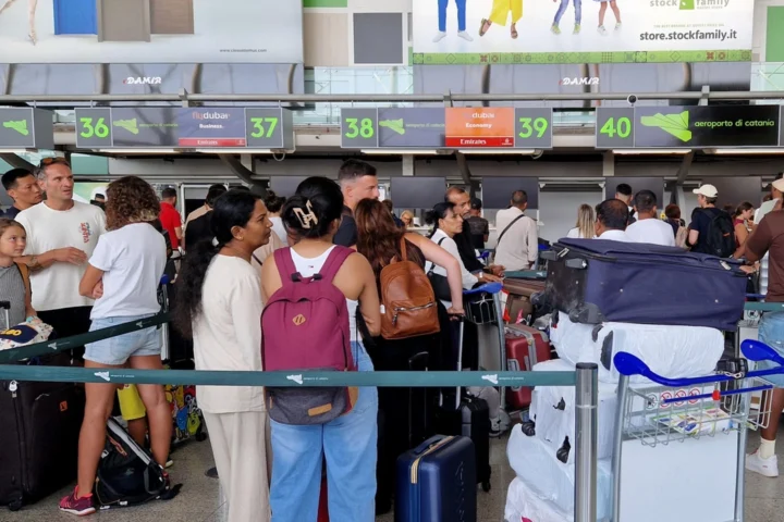 Riapertura dell'aeroporto di Catania dopo il blocco per una gru vicino alla pista