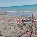 Riccardo Boni trovato morto sotto la sabbia, padre indagato per omicidio colposo