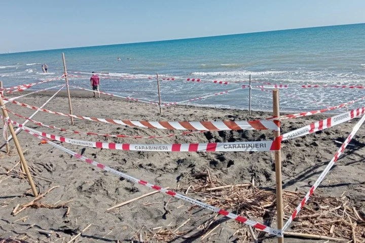 Riccardo Boni trovato morto sotto la sabbia, padre indagato per omicidio colposo