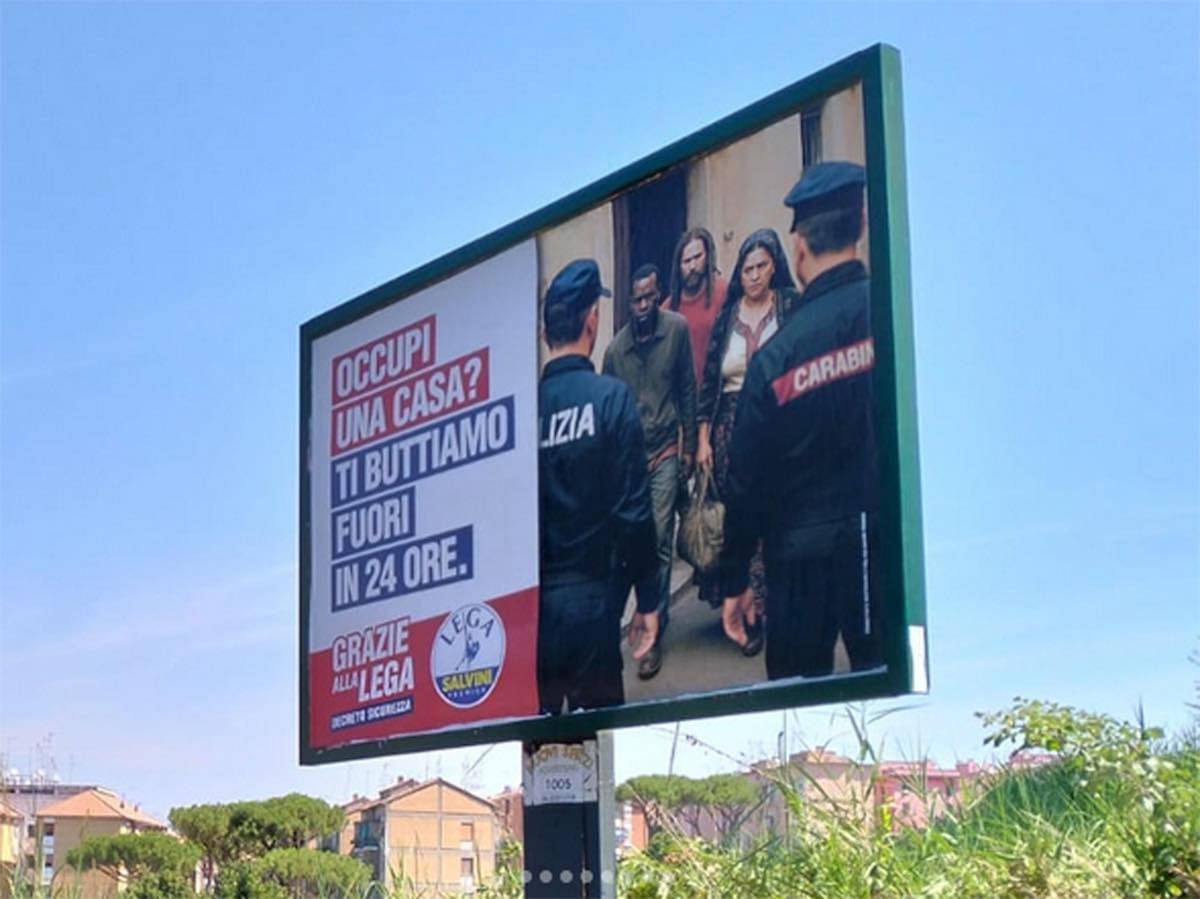Rimosse le affissioni della Lega a Roma: «Stereotipi razzisti» sul dl Sicurezza