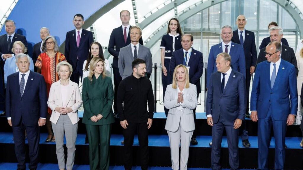 Sergio Mattarella: "L'Ucraina sta ricevendo sostegno". A Roma impegni per 10 miliardi