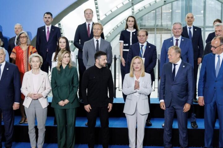 Sergio Mattarella: "L'Ucraina sta ricevendo sostegno". A Roma impegni per 10 miliardi