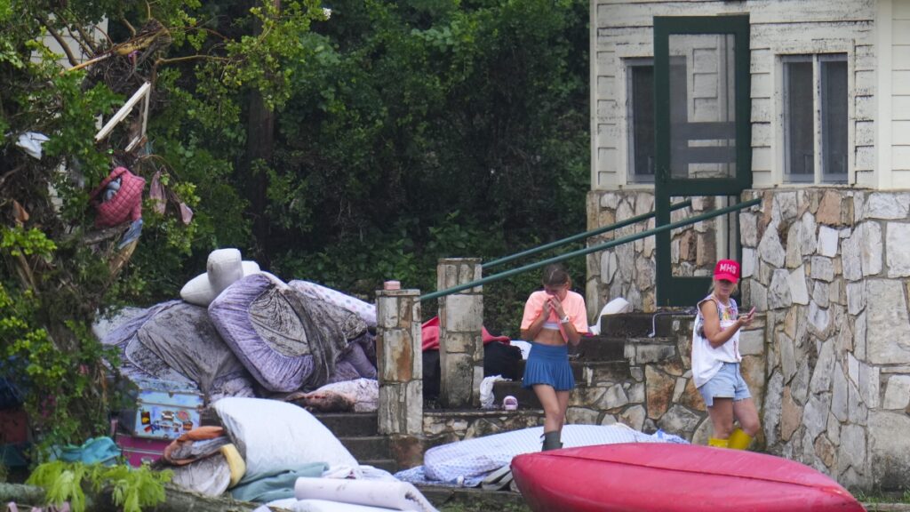 Texas, 11 bambine scomparse e oltre 70 vittime, genitori in ansia tra le macerie