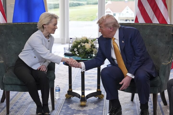 Trump annuncia dazi del 15% su merci europee