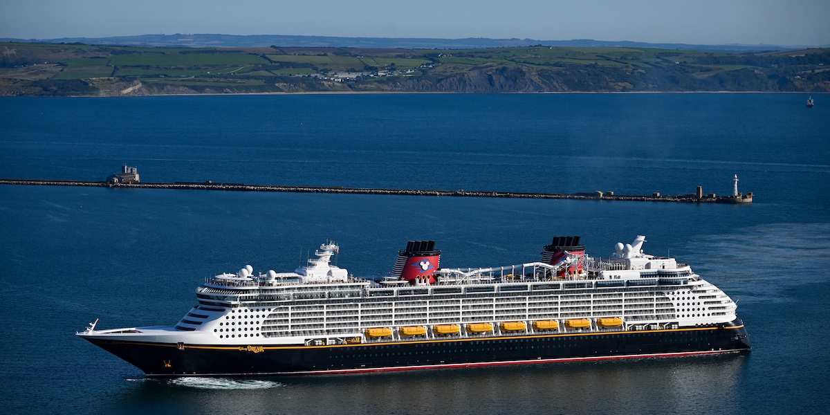Una bambina cade in mare da una nave da crociera, il padre si tuffa per salvarla