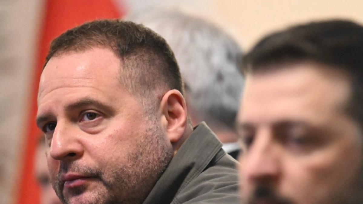 Yermak e il sostegno agli americani: proteste in piazza degli ucraini