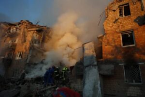 Massiccio attacco missilistico su Kiev provoca morti e distruzioni