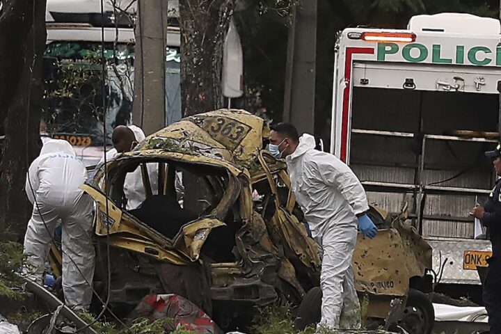Almeno 18 morti in due attentati a Medellín e Cali, attribuiti a dissidenti delle FARC