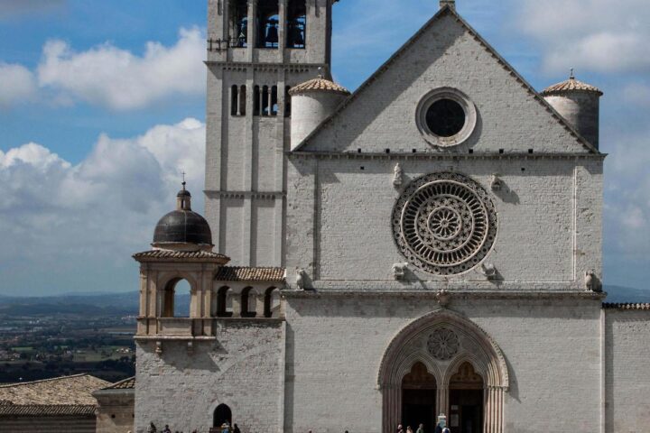 Assisi introduce il pagamento elettronico nelle chiese: addio a cassette tradizionali