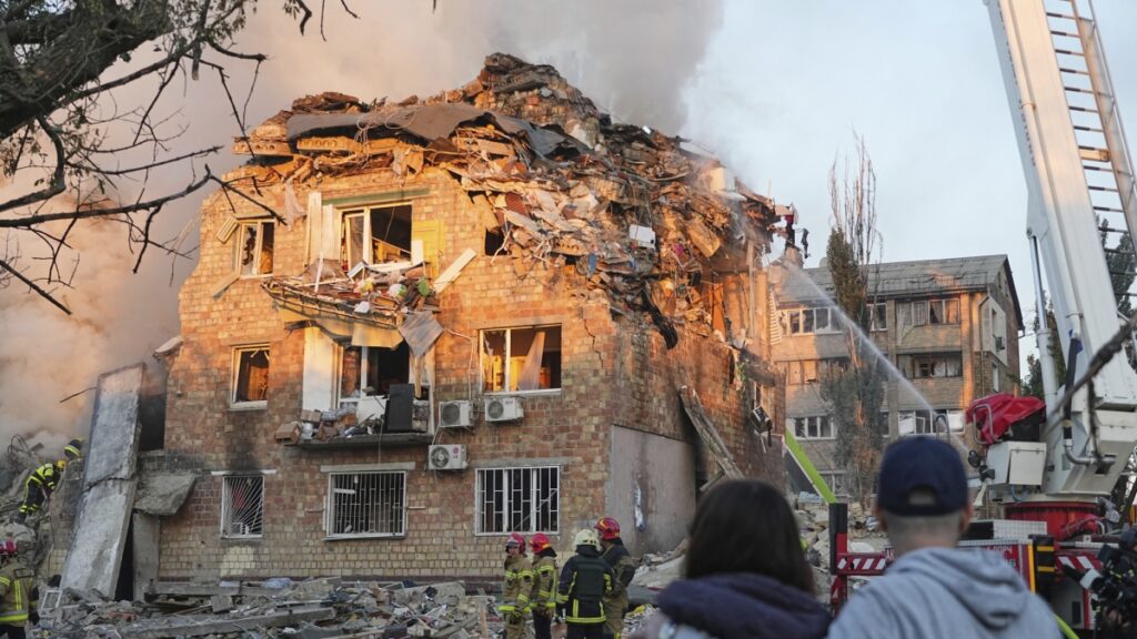 Attacco massiccio di missili russi su Kiev: almeno 10 morti, tra cui bambini