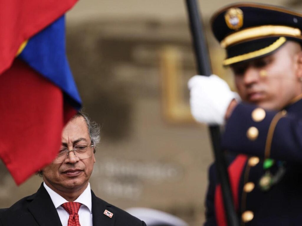 Attentato a Cali: esplosione di un camion bomba e elicottero abbattuto da droni, 13 morti tra cui poliziotti