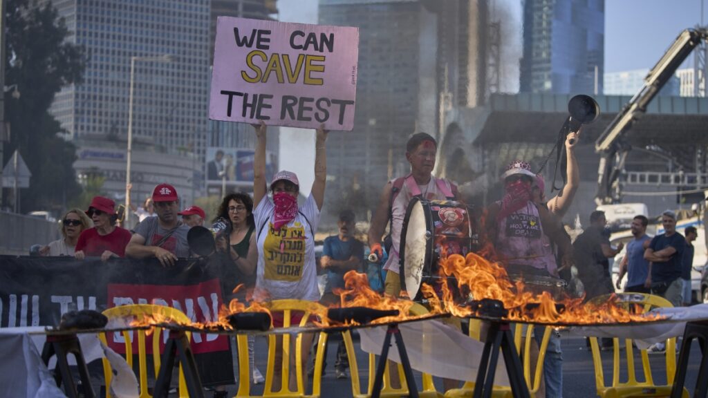 Attesa per le famiglie degli ostaggi del 7 ottobre: denunciano abbandono e mancanza di risposte