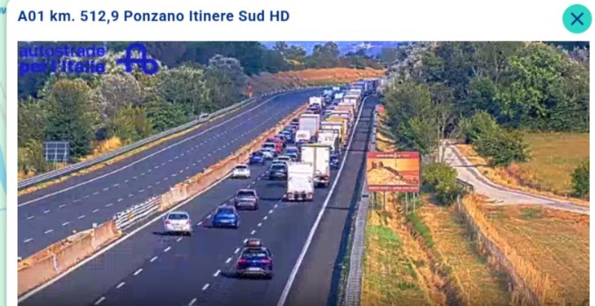 Autostrada A1, incendio su camion: chiusa Milano-Napoli tra Orte e Roma Nord