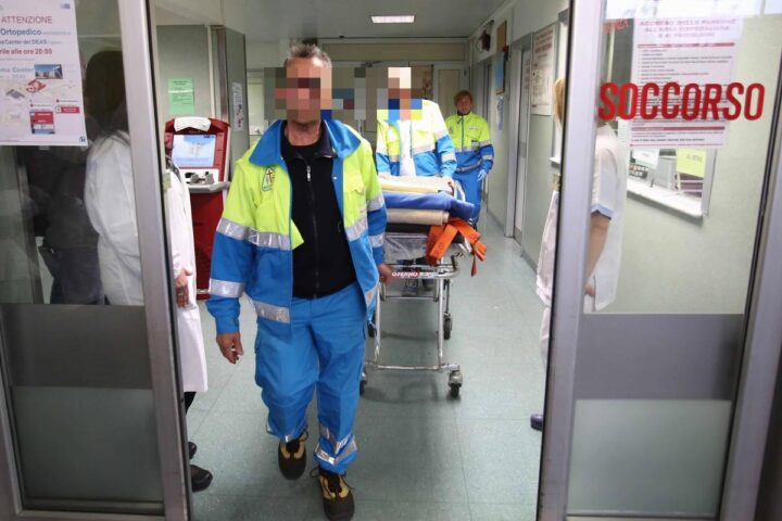 Bimbo di un anno e mezzo cade dall'auto in corsa a Viterbo, è gravissimo