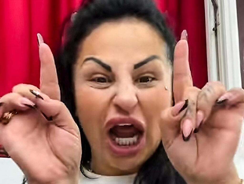 Bloccata la tiktoker: "Basta con il trash". Forio d’Ischia si oppone