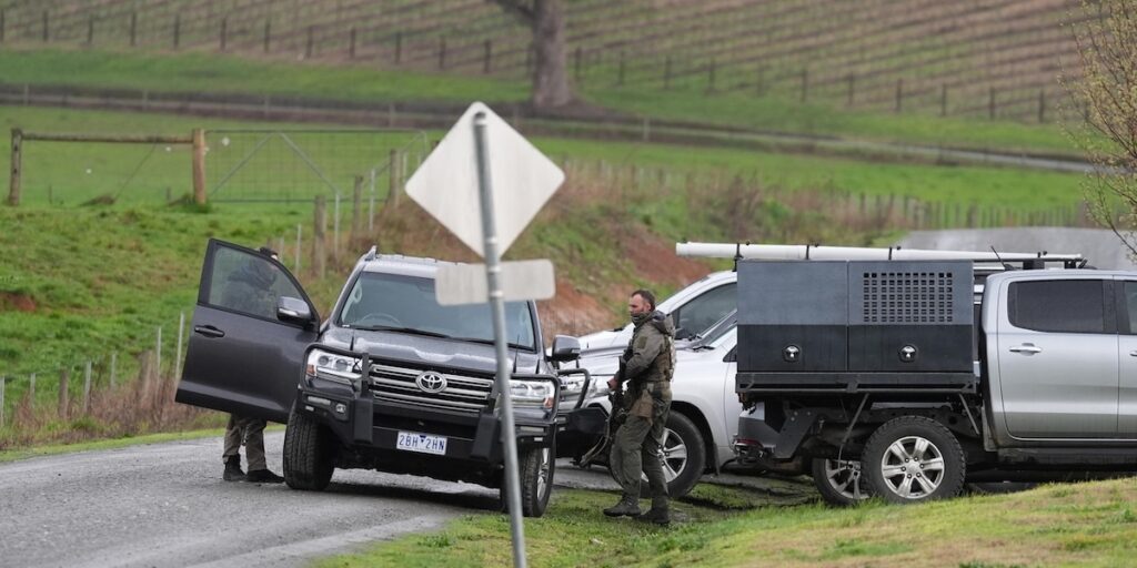 Caccia all'uomo sospettato di aver ucciso due poliziotti in Victoria, Australia