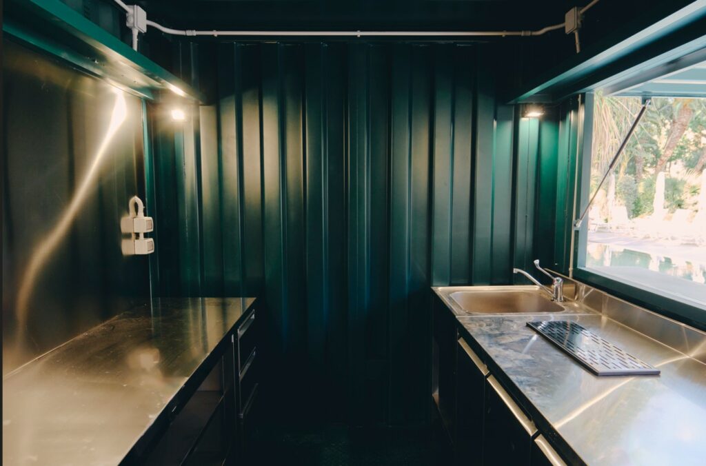 Container district reinventa lo spazio con un nuovo bar al So' Lifestyle Hotel di Sorrento