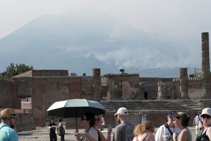 Continuano le operazioni per domare l'incendio sul Vesuvio