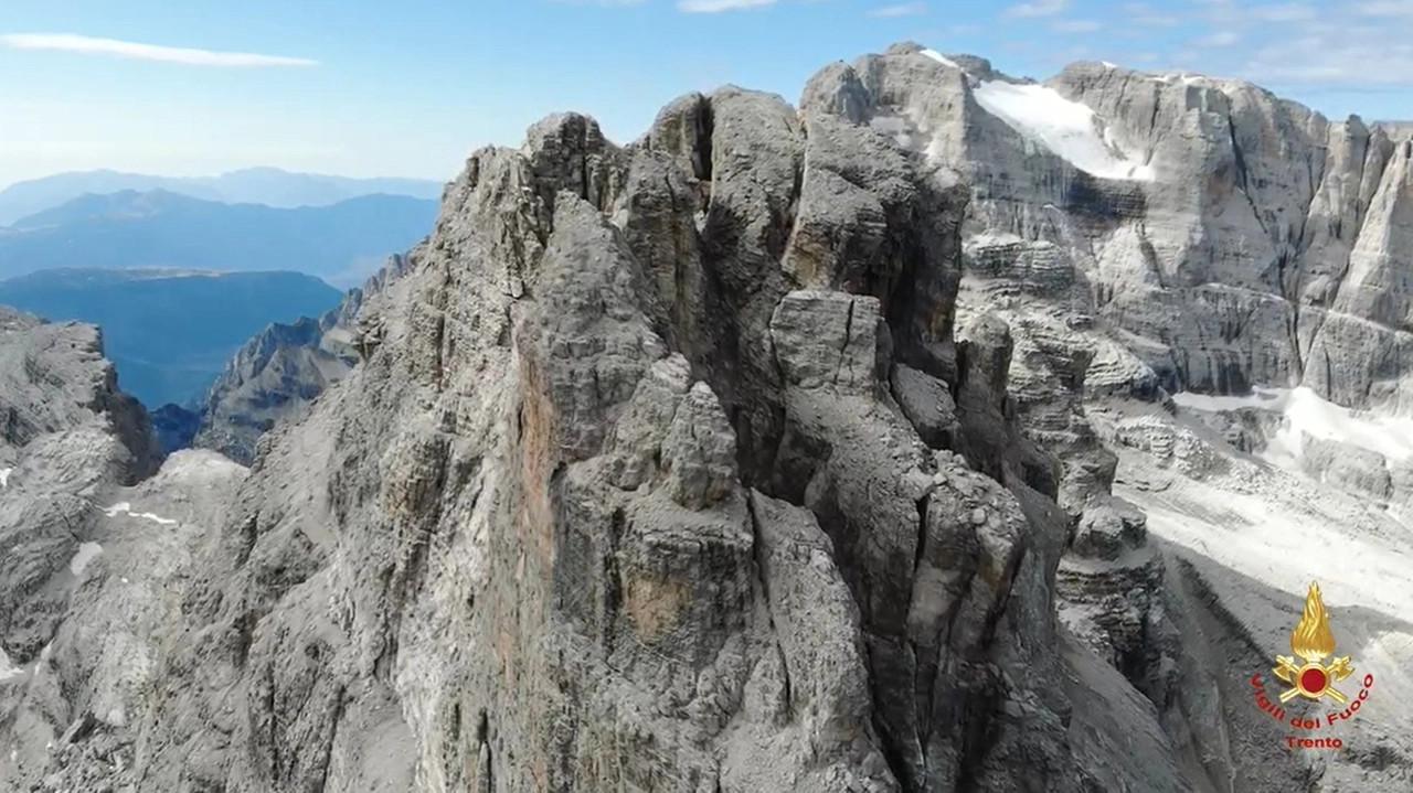 Crollo a Cima Falkner: staccata roccia centrale nelle Dolomiti