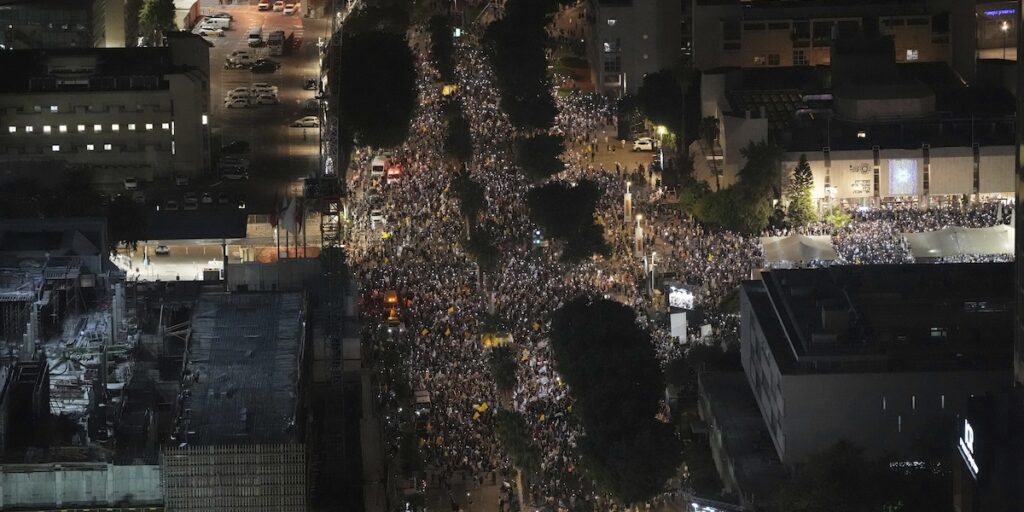 Decine di migliaia di persone manifestano a Tel Aviv per la liberazione degli ostaggi di Hamas