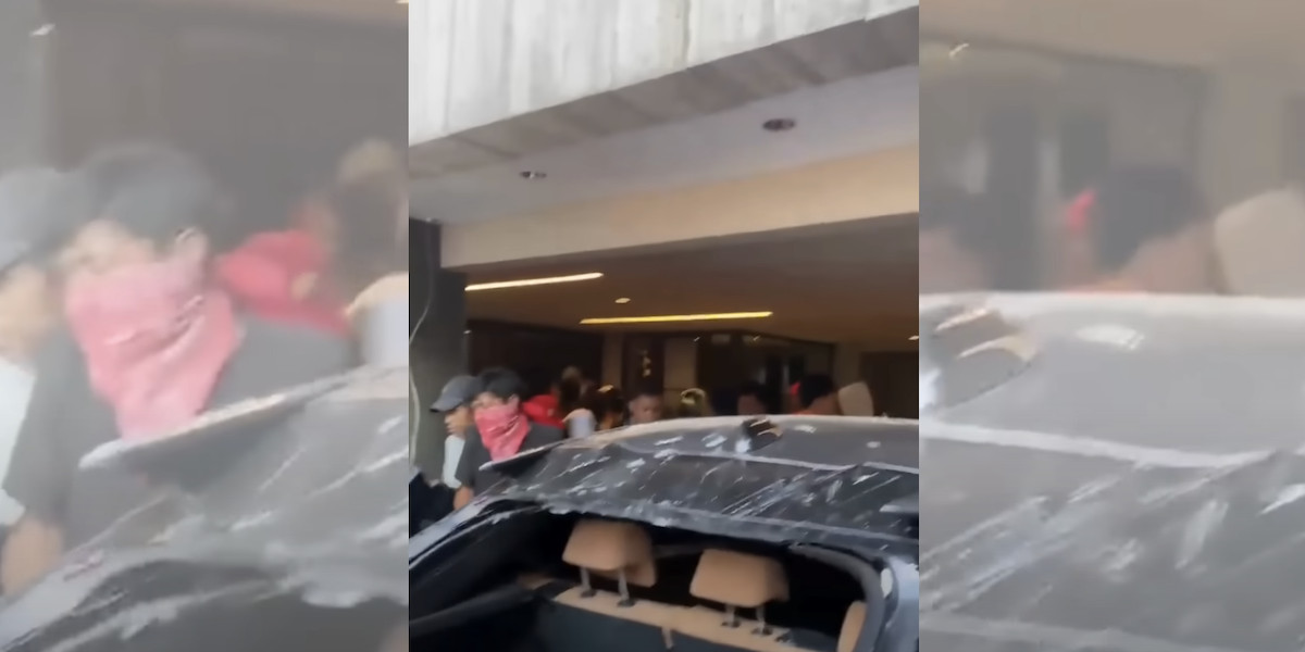 Decine di persone saccheggiano la casa del parlamentare indonesiano Ahmad Sahroni a Jakarta