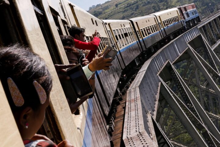 Distruzione del ponte Gokteik in Myanmar durante scontri tra militari e gruppi ribelli