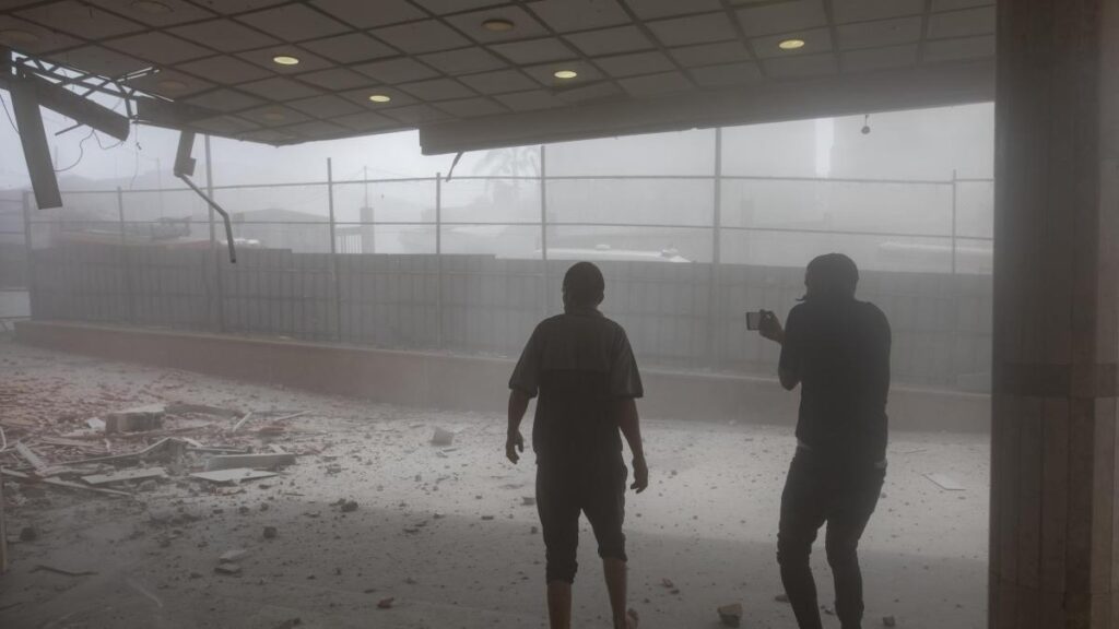 Due attacchi mortali all'ospedale Nasser di Khan Younis: 20 vittime, 5 giornalisti tra i morti