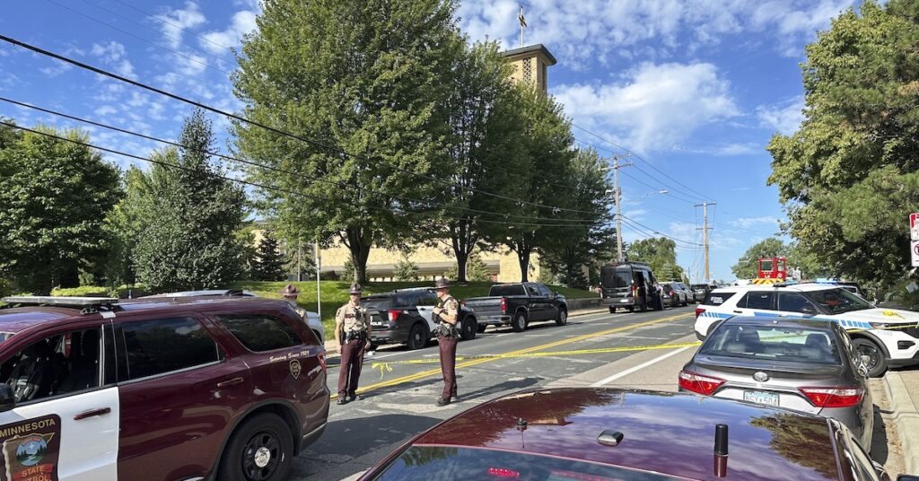 Due bambini uccisi in attacco a scuola cattolica a Minneapolis, 17 feriti