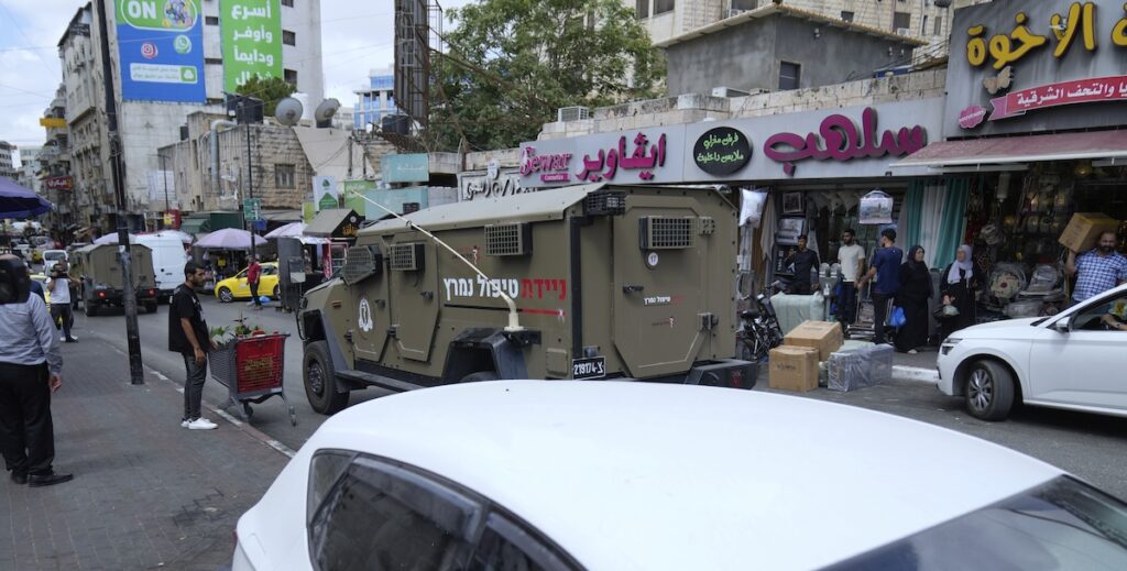 Feriti decine di palestinesi durante operazione militare israeliana a Ramallah