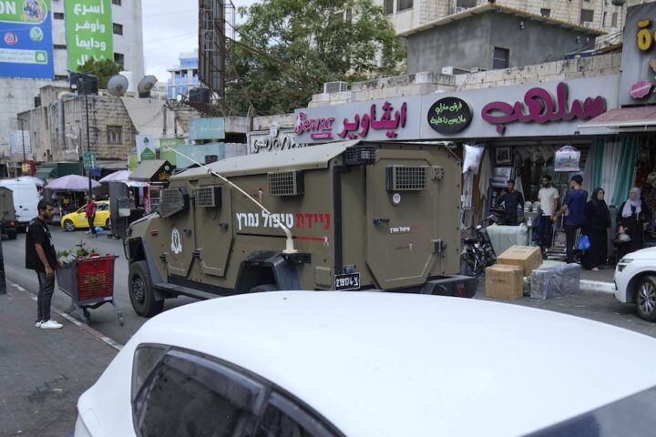 Feriti decine di palestinesi durante operazione militare israeliana a Ramallah