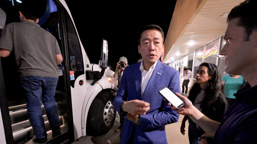 Fuga in pullman dei deputati texani e battaglia sui collegi in California