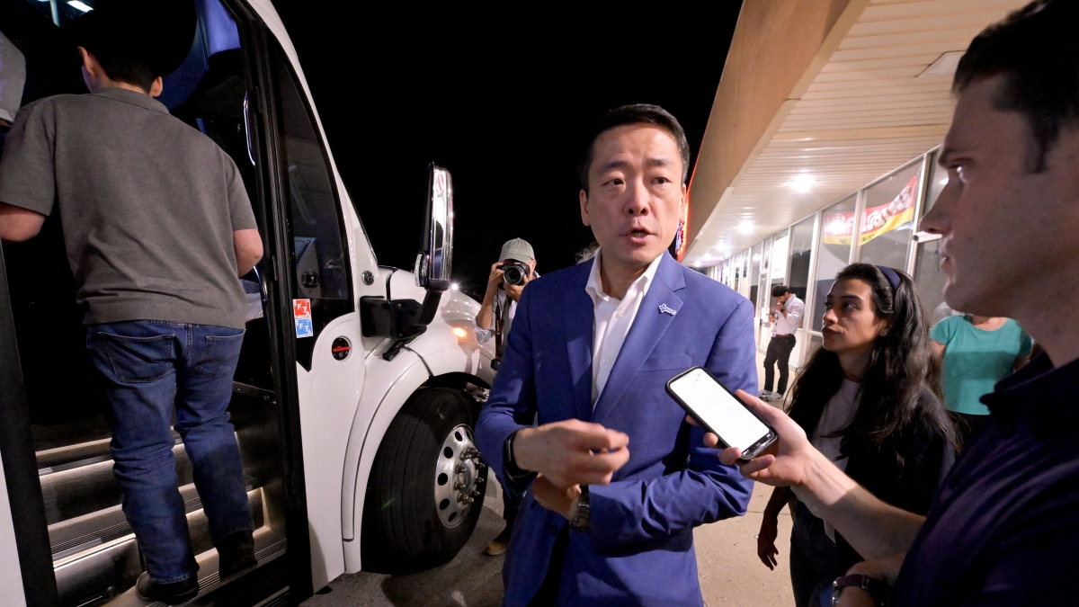 Fuga in pullman dei deputati texani e battaglia sui collegi in California