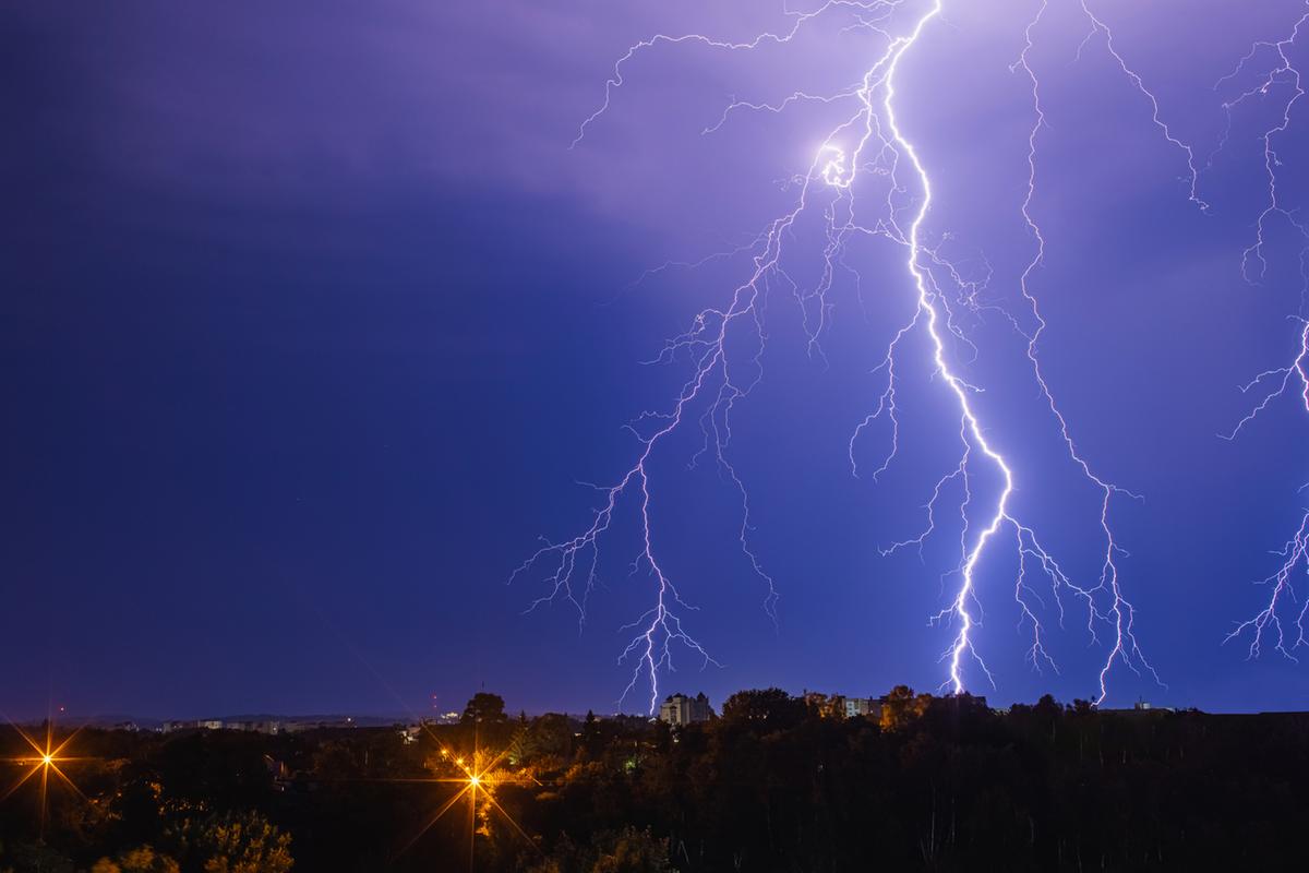 Fulmini: come proteggersi durante i temporali dopo due recenti incidenti in Italia