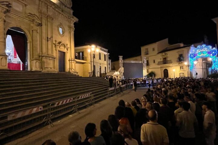 Funerali di Pippo Baudo oggi a Militello con la presenza di autorità locali e nazionali