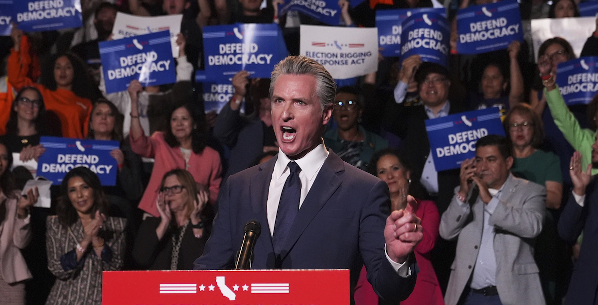 Gavin Newsom utilizza un nuovo stile comunicativo per contrastare Trump e ridisegnare le mappe elettorali in California