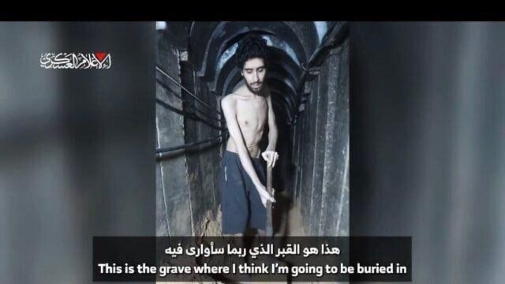 Gaza, un ostaggio rivela in video: «Scavo la mia fossa»
