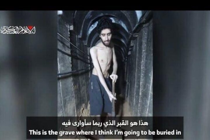Gaza, un ostaggio rivela in video: «Scavo la mia fossa»