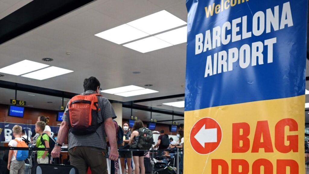 Genitori lasciano figlio di 10 anni all'aeroporto con passaporto scaduto