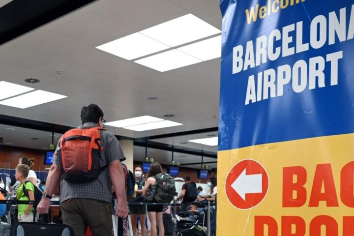 Genitori lasciano figlio di 10 anni all'aeroporto con passaporto scaduto