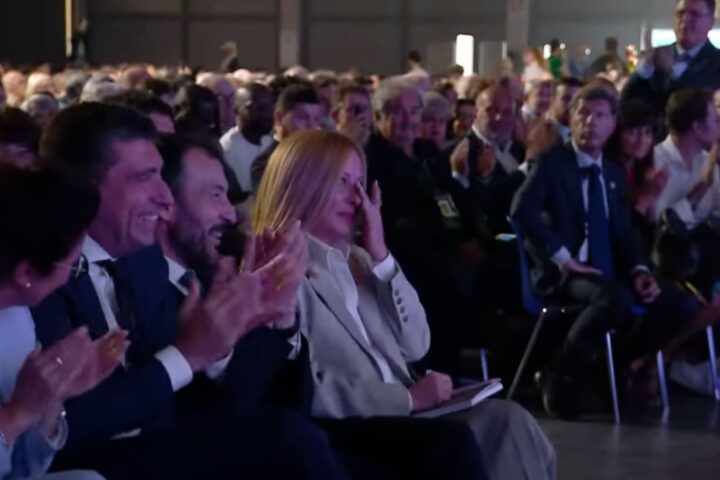 Giorgia Meloni accolta trionfalmente al Meeting di Rimini tra applausi e cori di sostegno