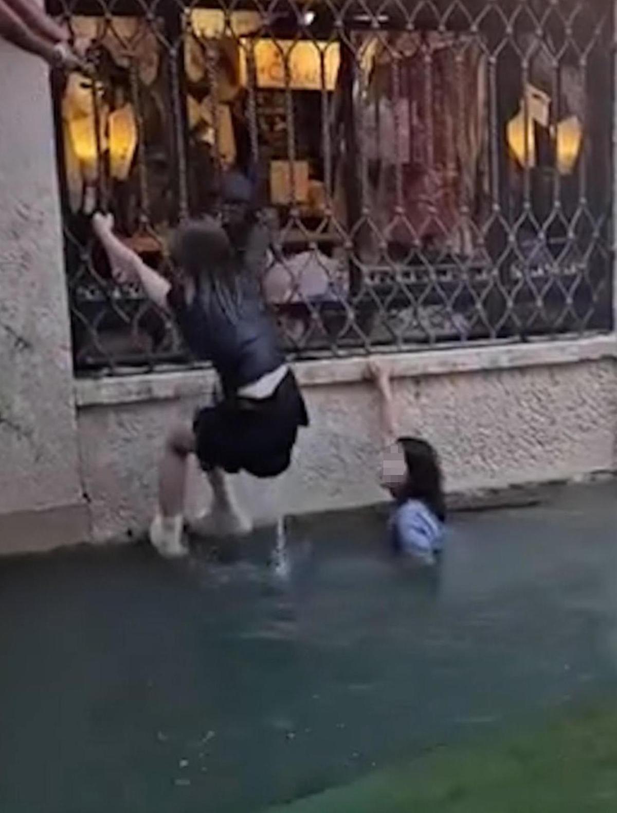 Gondola si rovescia a Venezia, incidente legato ai selfie dei turisti