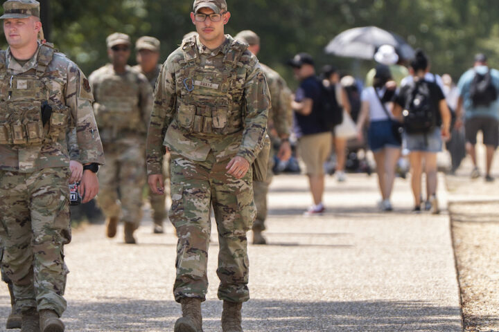 Governatori Repubblicani di cinque stati inviano soldati della Guardia Nazionale a Washington D.C. per la campagna di Trump