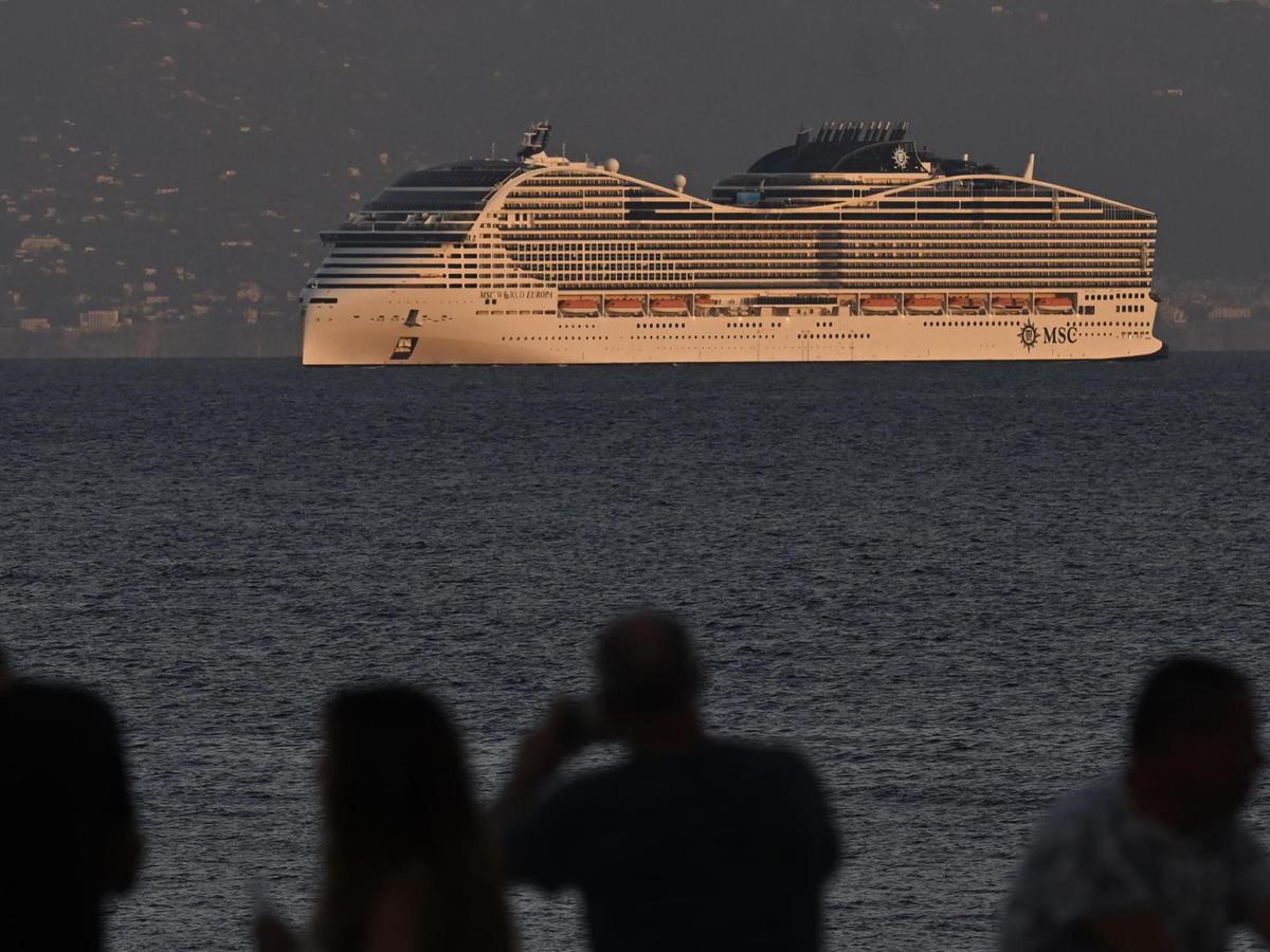 Guasto motori blocca la nave World Europa a Ponza, 10 ore di attesa per 8.500 passeggeri