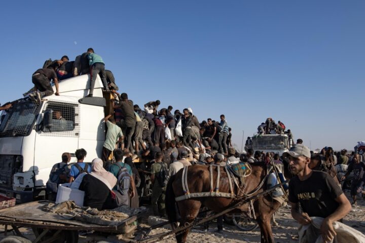 Guerra a Gaza: camion di aiuti ribaltato, 20 morti