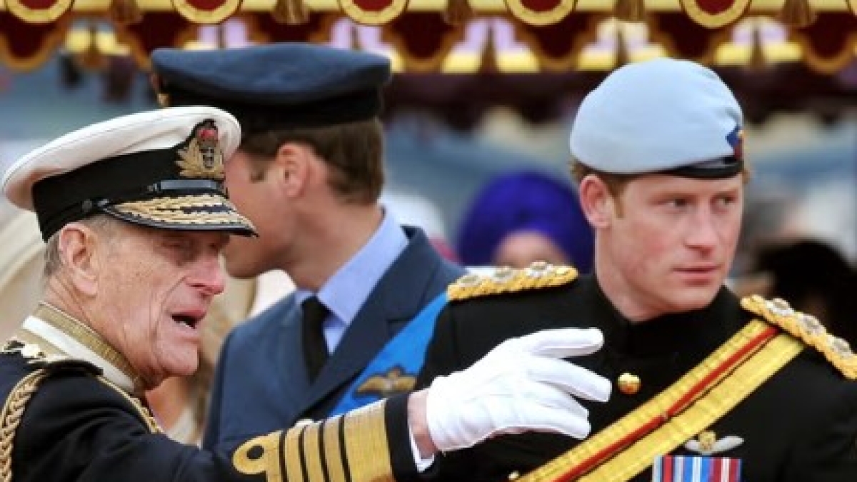 Harry depone una lettera in memoria del nonno Filippo dopo il VJ Day