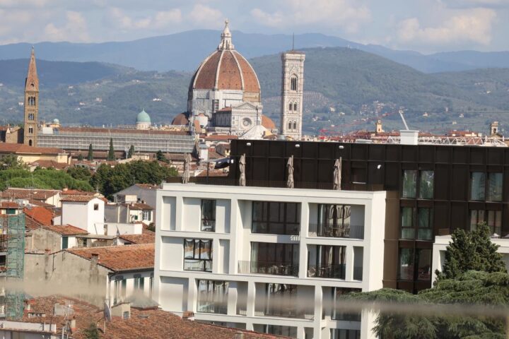 Il cubo nero di Firenze sotto inchiesta: il procuratore apre un fascicolo per violazioni edilizie